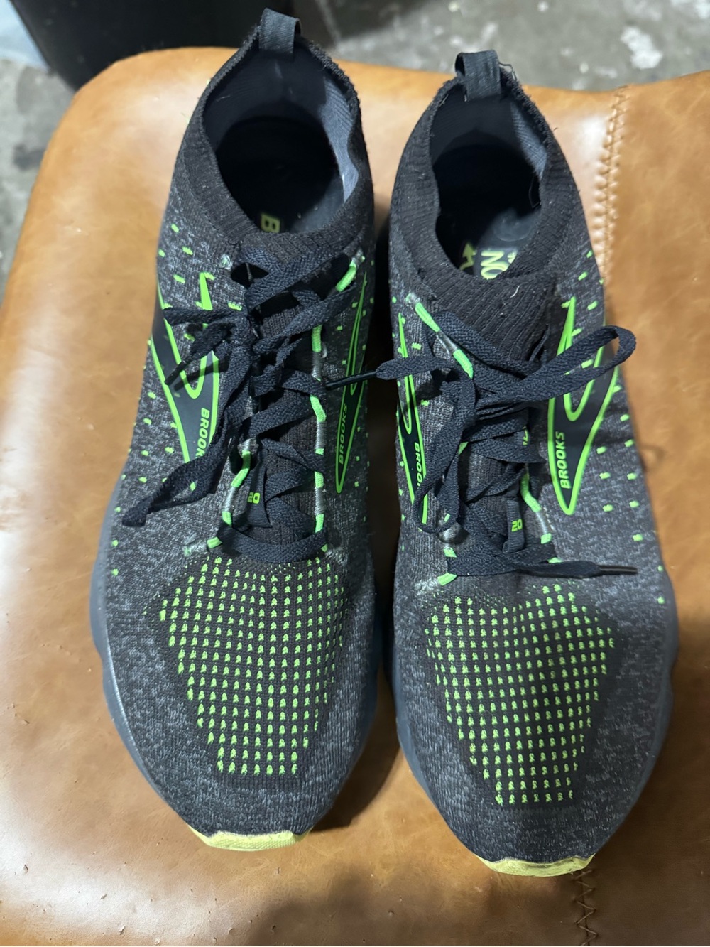 Brooks Men’s Black with Neon Green Athletic Running Shoes size 11